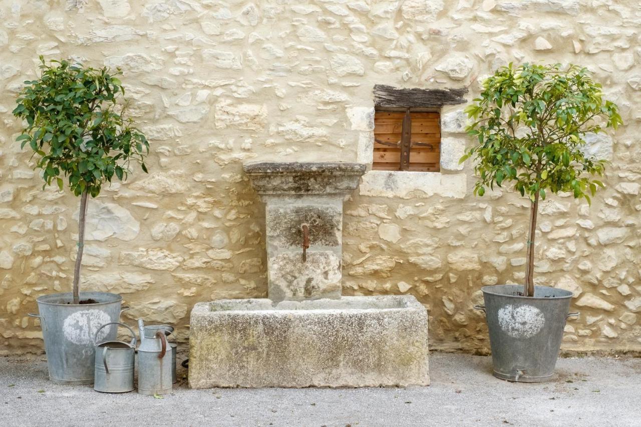 Отель La Fontasse Lussan  Экстерьер фото